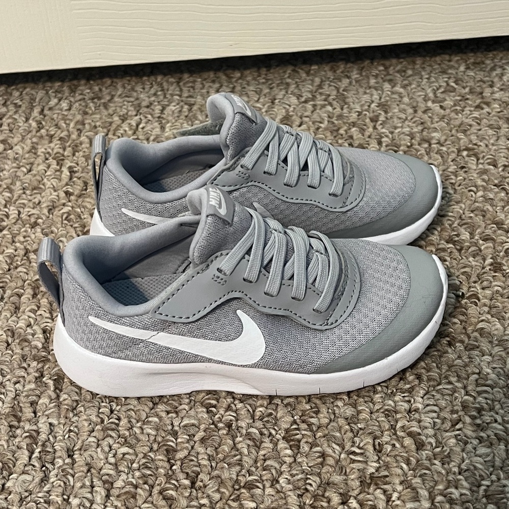 Nike Tanjun EasyOn light gray sneakers